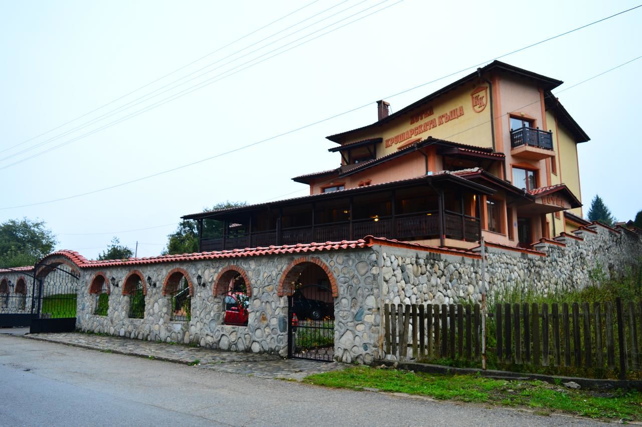 Отель Family Hotel Krusharskata Kashta Говедарци-37